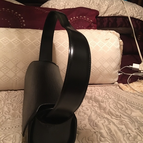 Epi  leather Louis Vuitton 💯 authentic bag - Picture 2 of 8